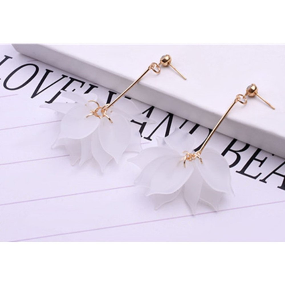 5 for $25 White Flower Statement Earrings - Picture 2 of 4